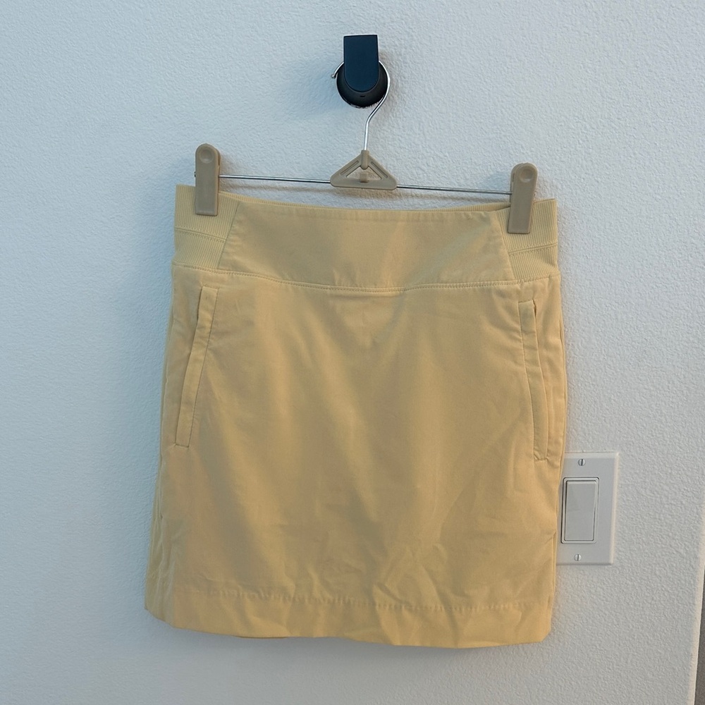Athleta yellow skirt with pockets and inner shorts